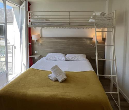 1 double bed, 1 bunk bed
