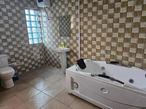 ห้องน้ำ, Ajoke Adabale Hotel in ลากอส