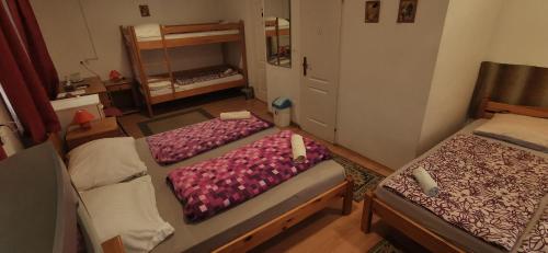 2 queen beds, 1 bunk bed