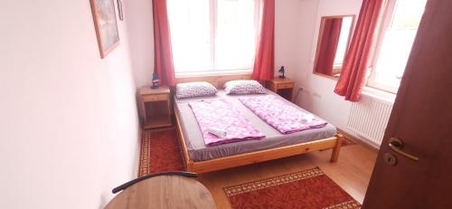 1 queen bed, 2 twin beds