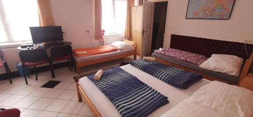 1 queen bed, 2 twin beds, 1 bunk bed