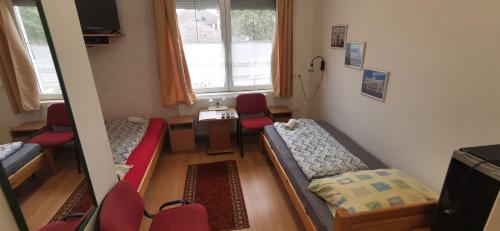 2 twin beds