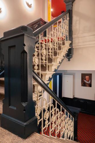 City Hotel - image 38
