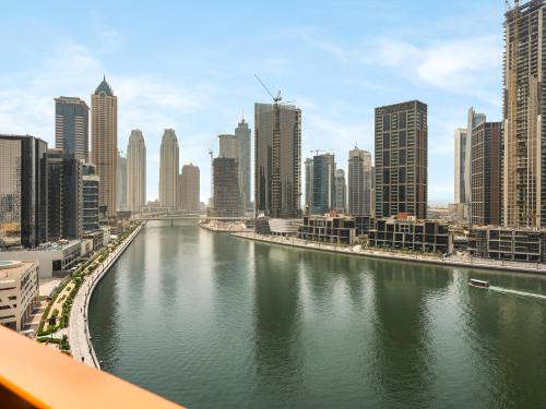 Stunning Burj Khalifa & Lake View 2BR with GYM and Pool - image 4