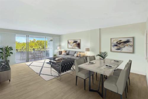 Coastal Two-Bedroom Condo with Balcony in ตีย์ บิสเคย์น (ฟลอริดา)