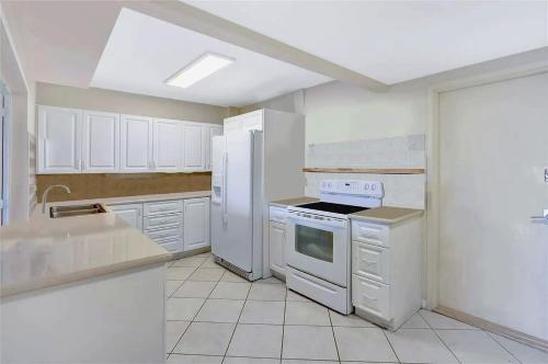 Coastal Two-Bedroom Condo with Balcony in ตีย์ บิสเคย์น (ฟลอริดา)