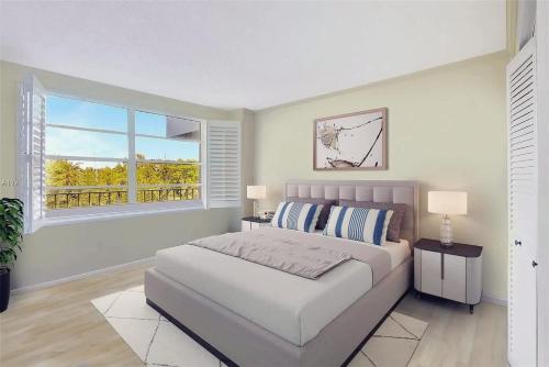 Coastal Two-Bedroom Condo with Balcony in ตีย์ บิสเคย์น (ฟลอริดา)