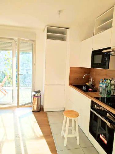 Face au Métro 14, Chambre avec balcon et vue sur jardin, 5 min Orly, 7 min Paris (Face au Metro 14, Chambre avec balcon et vue sur jardin, 5 min Orly, 7 min Paris) in เชอวิลลี ลาอุย