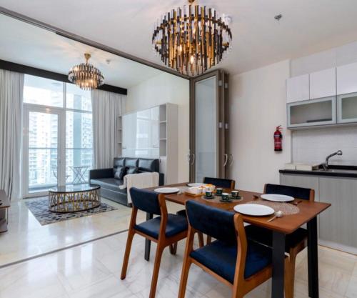 Burj View 1BHK near Down Town - Panoramic Balcony View -Pool and Gym, Dubai (photo 3)