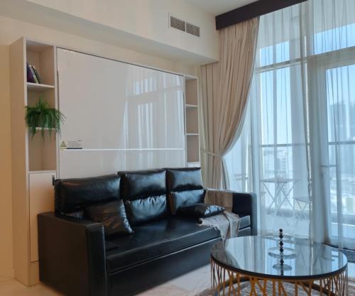 Burj View 1BHK near Down Town - Panoramic Balcony View -Pool and Gym, Dubai (photo 8)