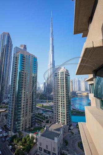 Fabulous 2BHK Full Burj Khalifa and Fountain Views Apartment by WS Holiday Homes, Дубай