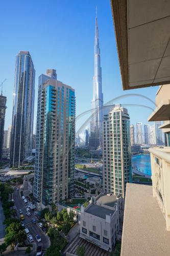 Fabulous 2BHK Full Burj Khalifa and Fountain Views Apartment by WS Holiday Homes, Дубай (фото 9)