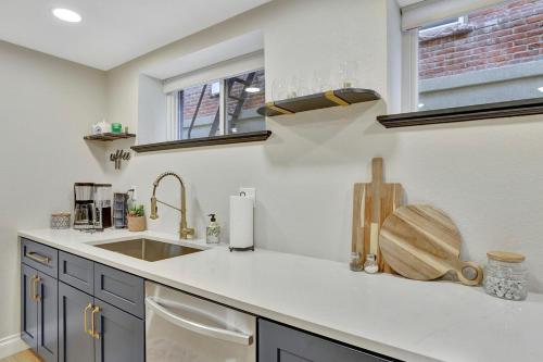 Modern Comfort in Historic Denver in 北首都山