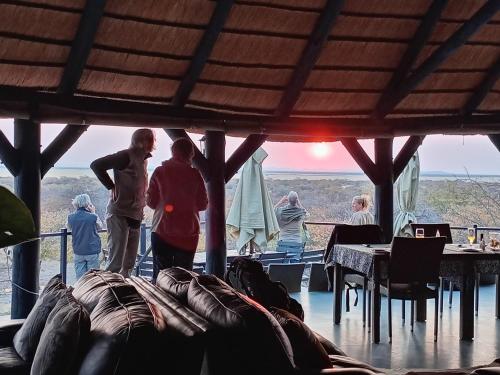 Ресторан, Uukwaluudhi Safari Lodge in Опуво
