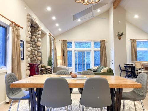 บริการและสิ่งอำนวยความสะดวก, Boom Chalet Yosemite in ฟิชแคมป์ (CA)