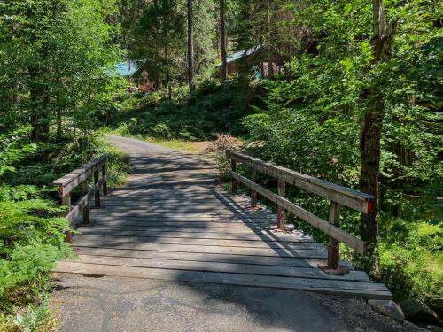 สภาพแวดล้อมโดยรอบ, Boom Chalet Yosemite in ฟิชแคมป์ (CA)