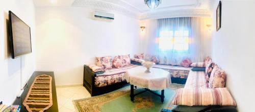 Bel appartement Au centre ville, internet Fibre, canal plus, chaines internationales in El Massira