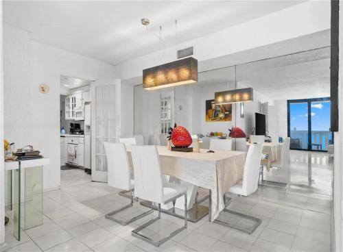 Key Biscayne Oceanfront Luxury with Endless Views in 海灘地區