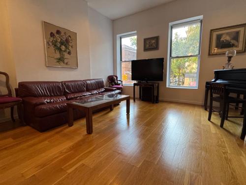 Large and Luxurious in Strivers Row, New York (photo 7)