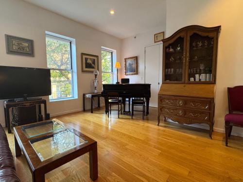 Large and Luxurious in Strivers Row, New York (photo 6)