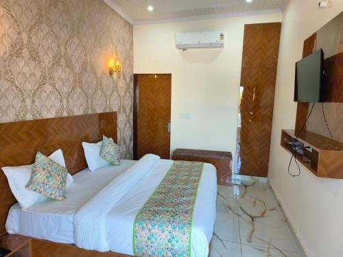 room detail thumbnail 2