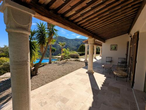 VILLA L'ESTEREL AVEC PISCINE VUE MER -MANDELIEU 06210- 6 Pers in L'Escaillon