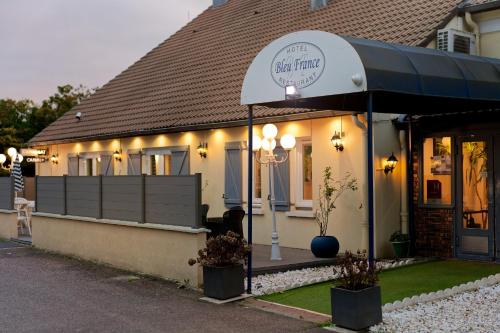 Фасада на хотела, Contact Hotel Restaurant Bleu France Eragny Cergy in Ераньи
