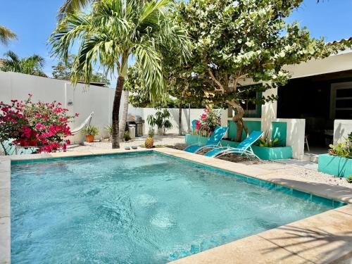 Fantastic Private Tropical Villa in Palm Beach with Breakfast