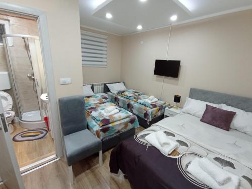 1 double bed, 2 twin beds