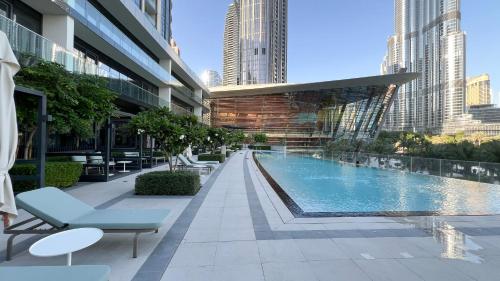 Best Burj Khalifa View 2BR Apartment In Downtown - image 10
