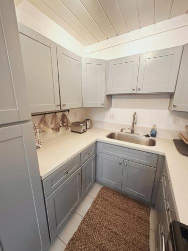 Modern Eclectic 2BR Near Petco, Balboa Park & Zoo in Other