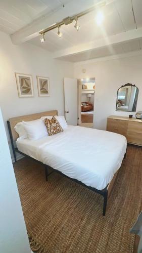 Modern Eclectic 2BR Near Petco, Balboa Park & Zoo in Other