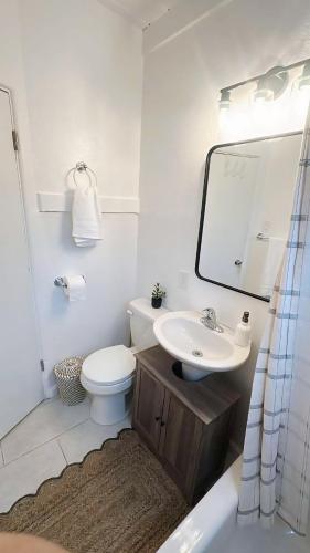 Modern Eclectic 2BR Near Petco, Balboa Park & Zoo in Other