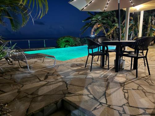 Birdies Nest Upper 2 Bedroom Beach View in Black Rock