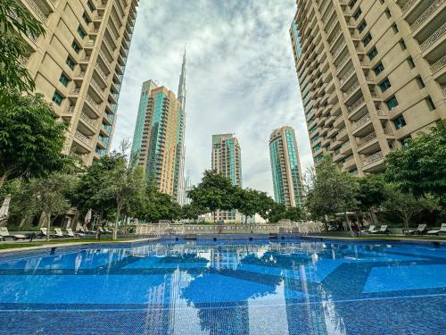 Fabulous 2BHK Full Burj Khalifa and Fountain Views Apartment by WS Holiday Homes, Дубай (фото 3)