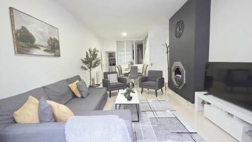 Queensway 4 Beds Home for 10 Guests gîte à louer space