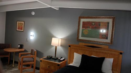 Econo Inn - image 2