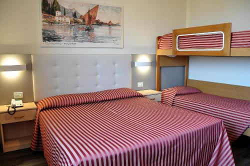 1 queen bed, 1 bunk bed