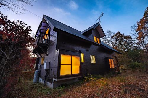 那須グランドヴィラ 那須の中心地 屋根付きデッキでBBq カラオケ 自然に囲まれた静かな環境 での団欒