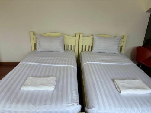 4 twin beds