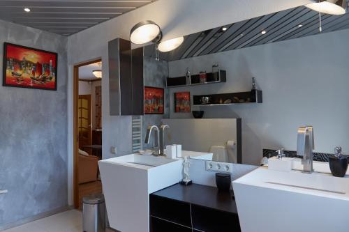 ห้องน้ำ, Villa Moderna in อซารี