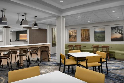 Fairfield Inn and Suites by Marriott Emporia I-95 - image 7