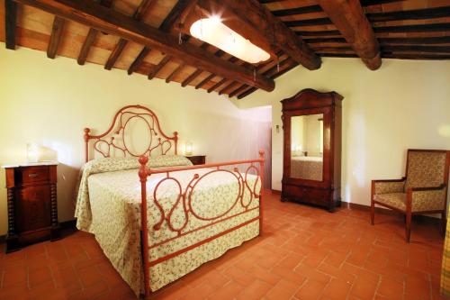 Tenuta Angelici Winery Agriturismo Henni with pool sauna and jacuzzi Cortona in Cortoreggio