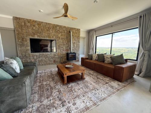 Shared lounge/TV area, Imbabala Eco Lodge in Kenton-on-Sea