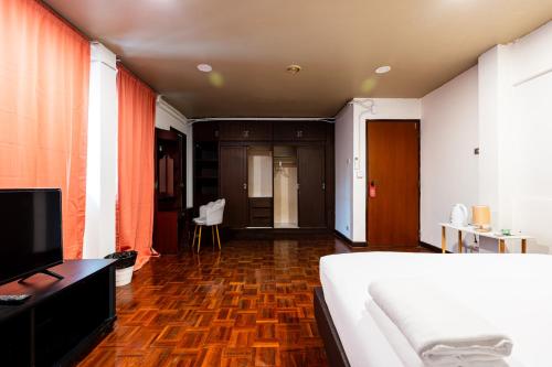 room detail thumbnail 1