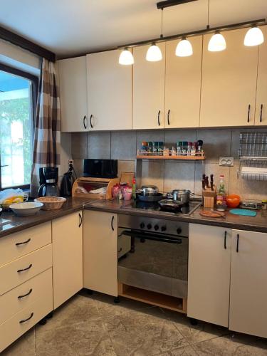 ห้องครัว, Sea View Apartment First Floor in คราซิซี