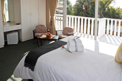 Double Room with Balcony and Sea View image 10