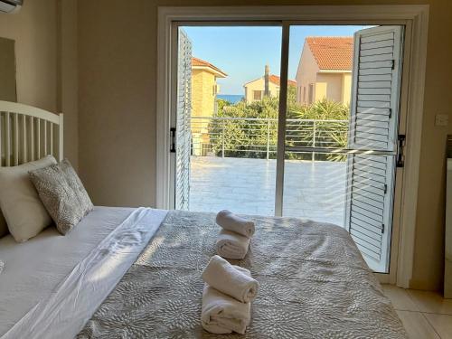 Onyx Beach Villa - Cozy 2BR - Walk to Beach – khách sạn tại Perivolia