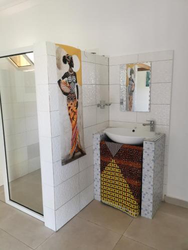 douche, Jolie chambre, calme, frigo, wifi piscine proche mer,5 mn de Cap Skirring ,proche restau Chez Loulou in Cap Skirring