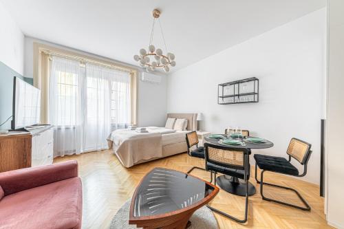 Budapest Parliament Retreat - with AC and balcony, Budapest